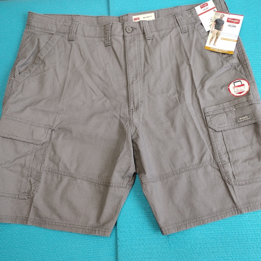 NWT Wrangler Relaxed Fit Cargo Shorts - Size 44
